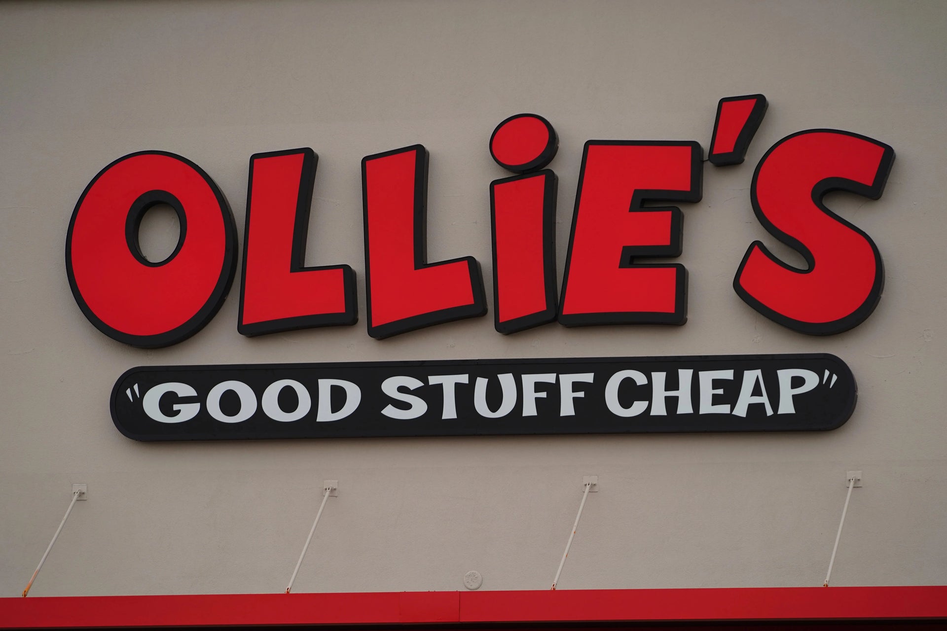 Ollie’s Bargain Outlet: Thriving Amidst Retail Turmoil